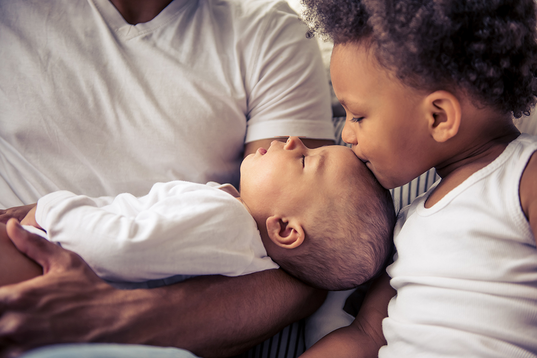 10 ways to encourage bonding between preemies and their siblings